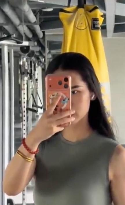 抖音健身博主赵在器械区的上半身画面