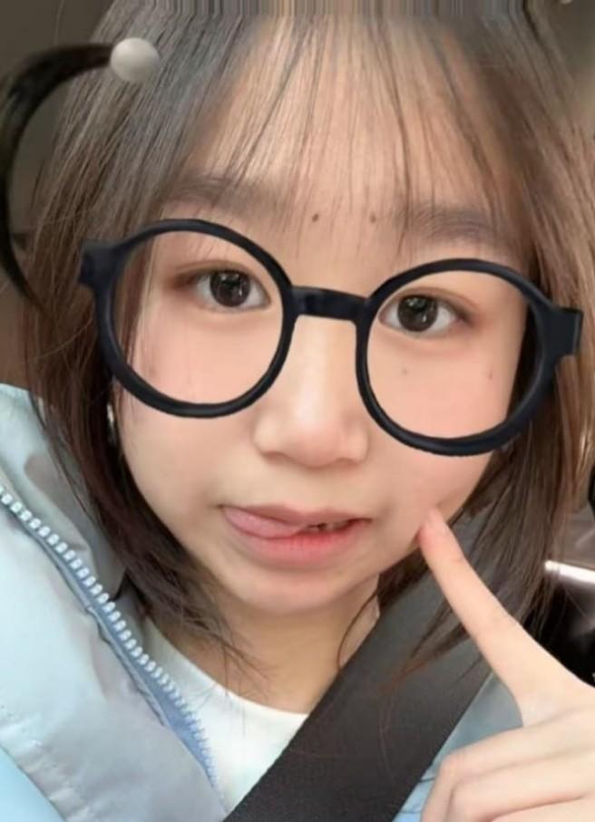 韦运英佩戴圆框眼镜的自拍