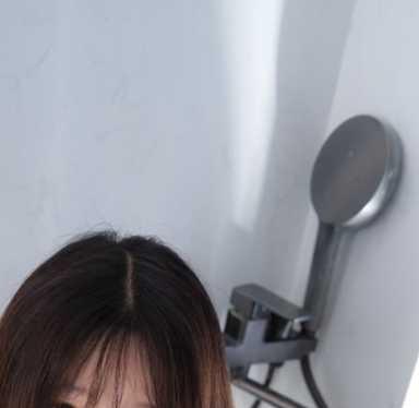 王欣坐在浴缸中的面部近景