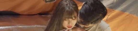 乐奈子在橙灰帐篷中与伙伴交谈