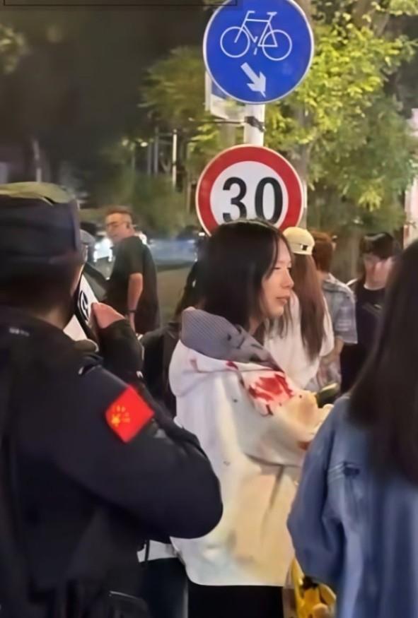 现场人员在道路旁控制涉事男子