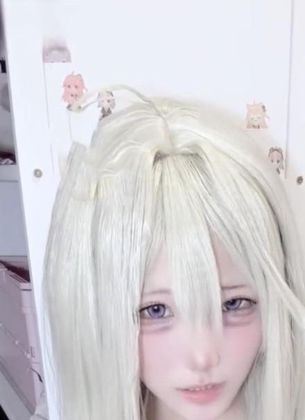 废柴少女家里蹲手持卡片展示造型