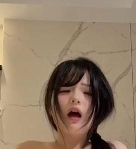 stripchat作品中短发女子的正面造型