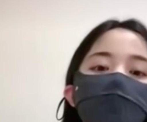 抖音直播间女子的长发与口罩近景