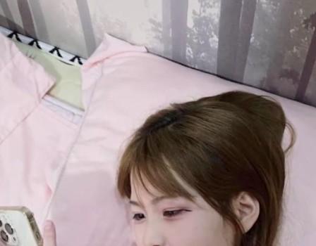 鱼哥室内作品中短发女子的面部近景