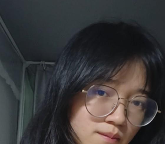 周欣晨单人片段中的白色上衣造型
