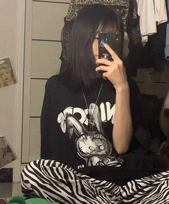 雨田T1t事件中短发女子对镜自拍画面