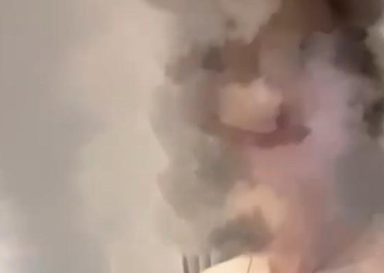 冷风不冷酒店房间成年女子近景