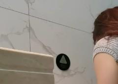 捅主任卫生间拍摄中的长发女子侧面
