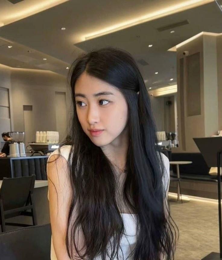 白馨予在室内的正面照片