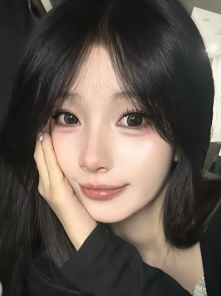 李墨寒黑色上衣托腮自拍