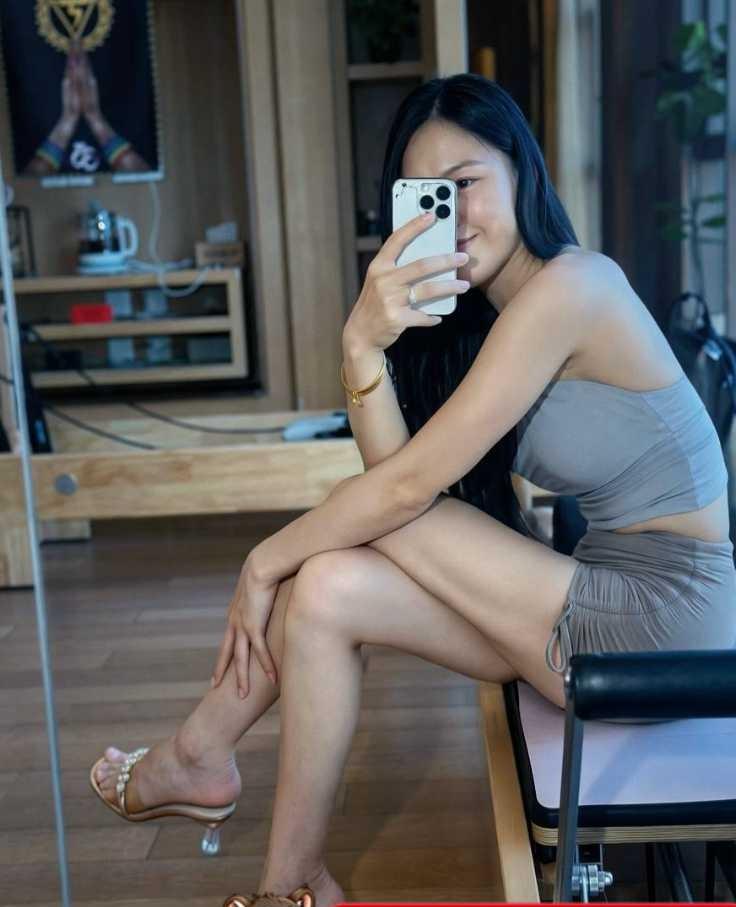 珊珊瑜伽在镜前拍摄训练造型