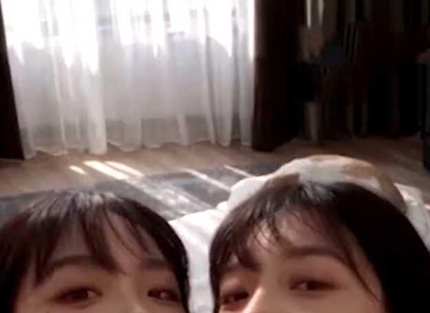 闺蜜的男友中两名女子的室内近景