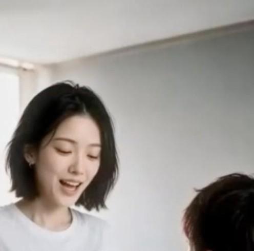 卧室中的男子与女性对话