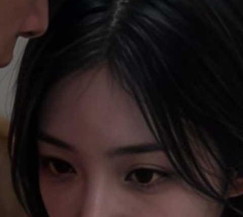 客厅里的小姨子中另一名女子的面部近景