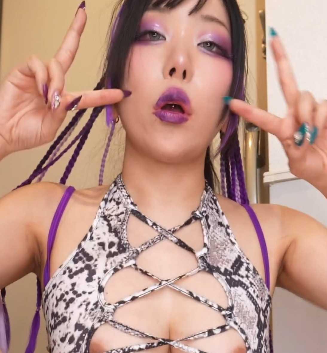 sakuyamako浅色墙面前的固定机位画面