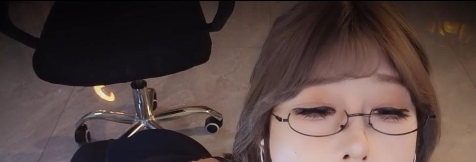 张爱玲麦克风前的室内录制区画面