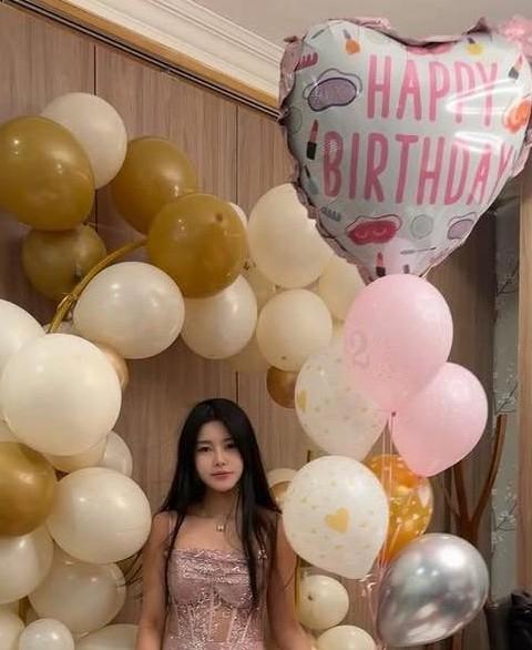 美羊羊生日气球背景中的人物照片