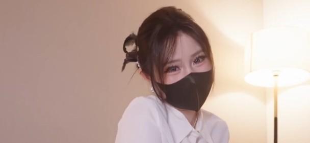 台北娜娜沙发、落地灯与小圆桌组成的客厅画面