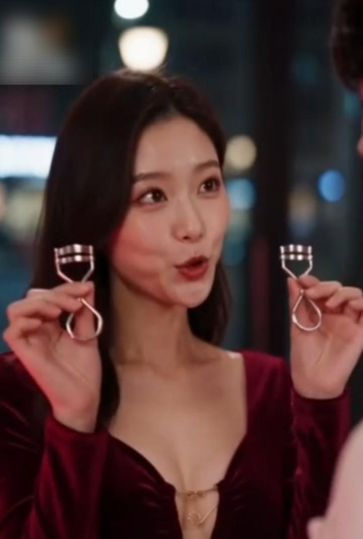 老千中的另一名女性来客