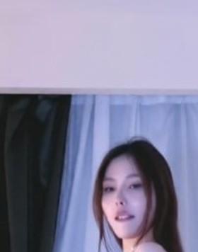 YukiJuicy窗帘背景下的人物近景
