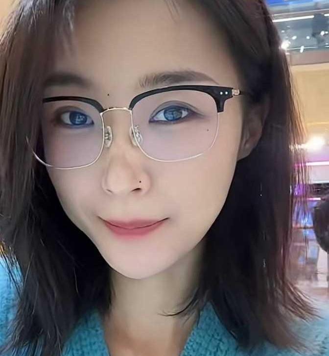 L吹气球短发眼镜正面照片