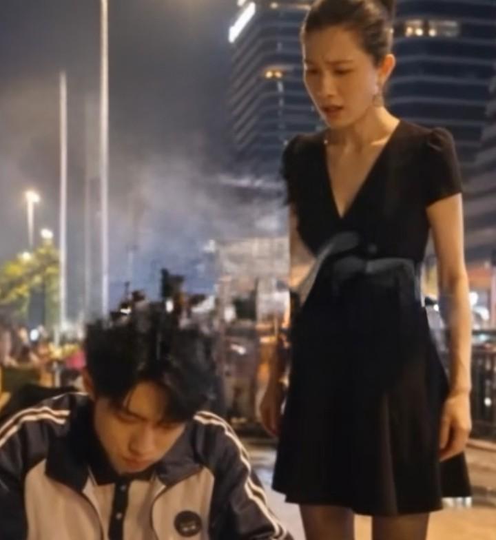 夜市中的陈思宇与黑裙女性