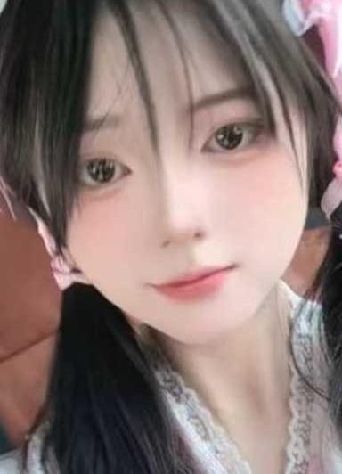 乔荞卧室拍摄中的头肩画面