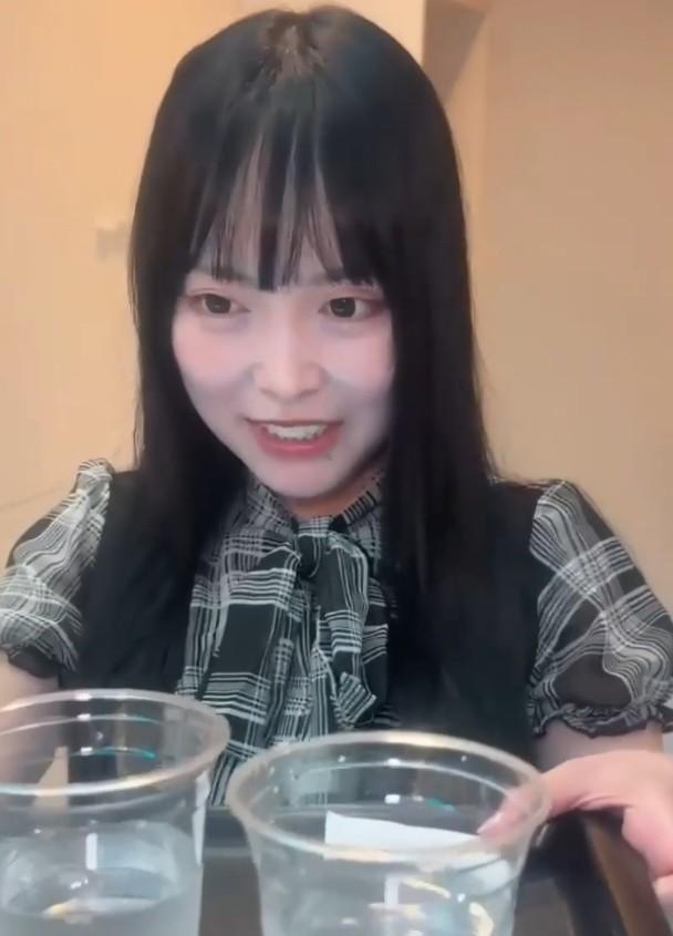 ranrannoran手持饮品的室内近景