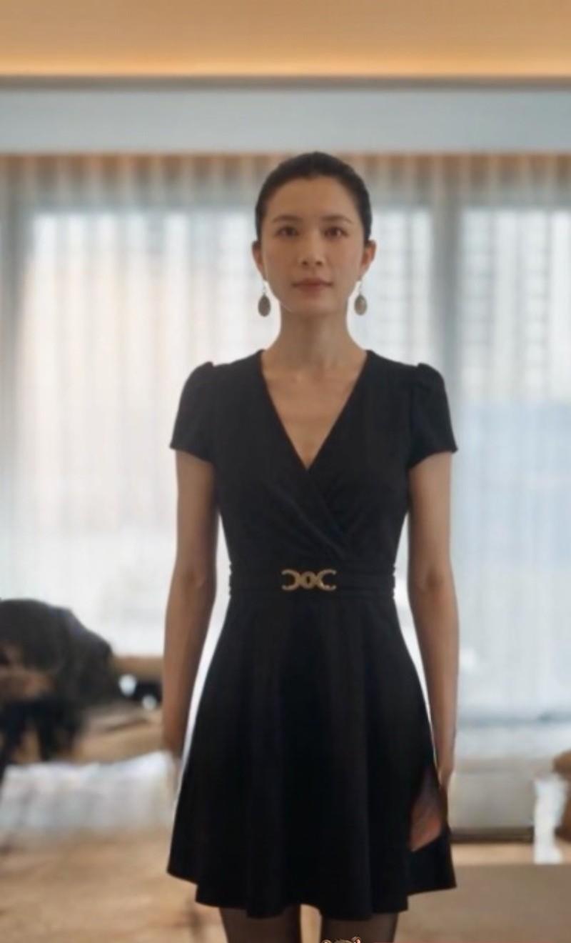 舞蹈老师身穿黑色连衣裙站在室内