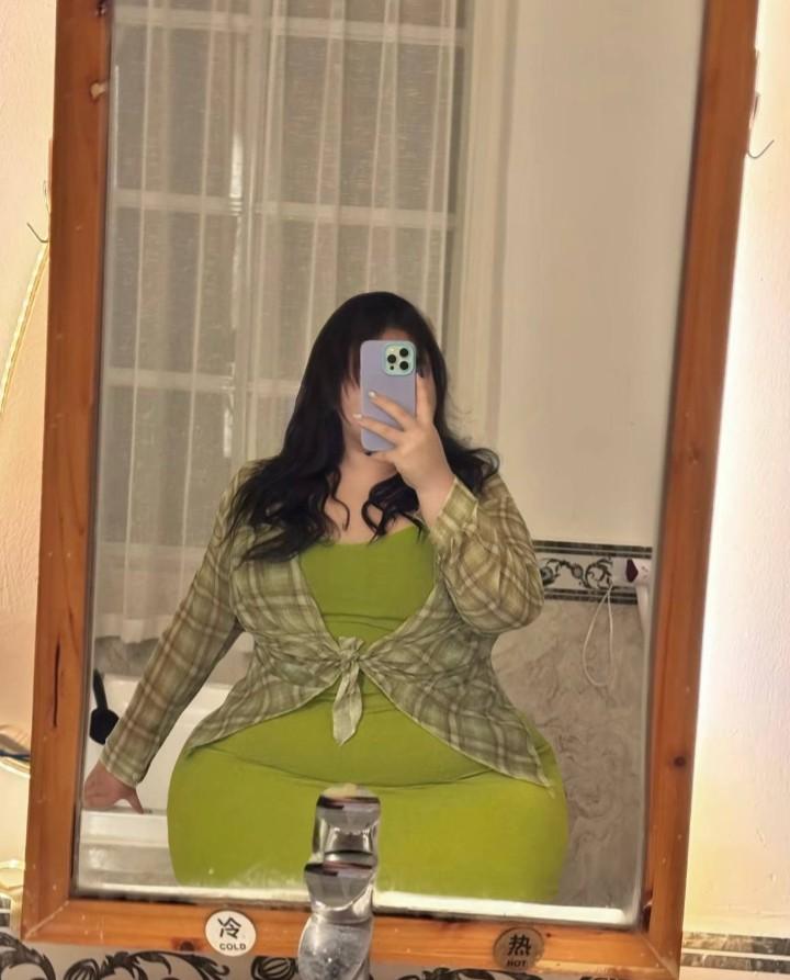不儿绿色服装镜面自拍