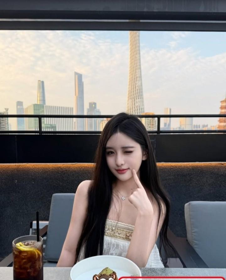 Vicky在餐厅与拉面同框