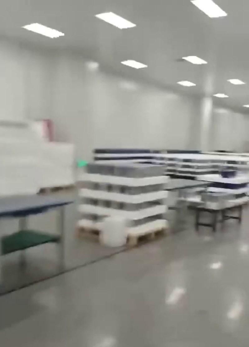 灯光明亮的工厂流水线和物料架