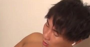 白帽参与者与男子在室内