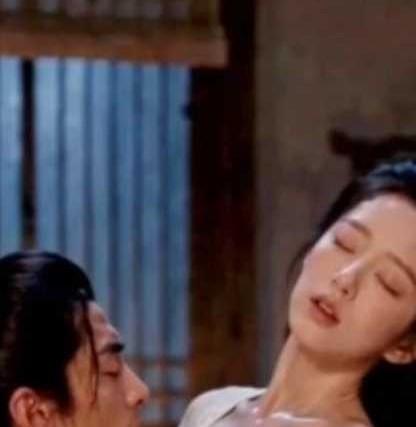小龙女在木屋内面对霍都