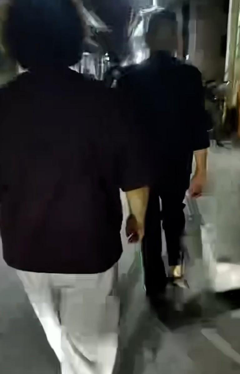 丈夫在娘家门口对质