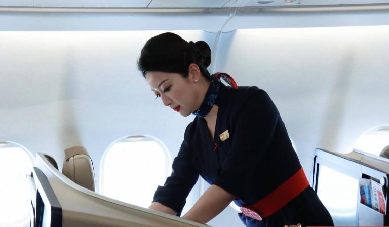 空乘在客舱内工作