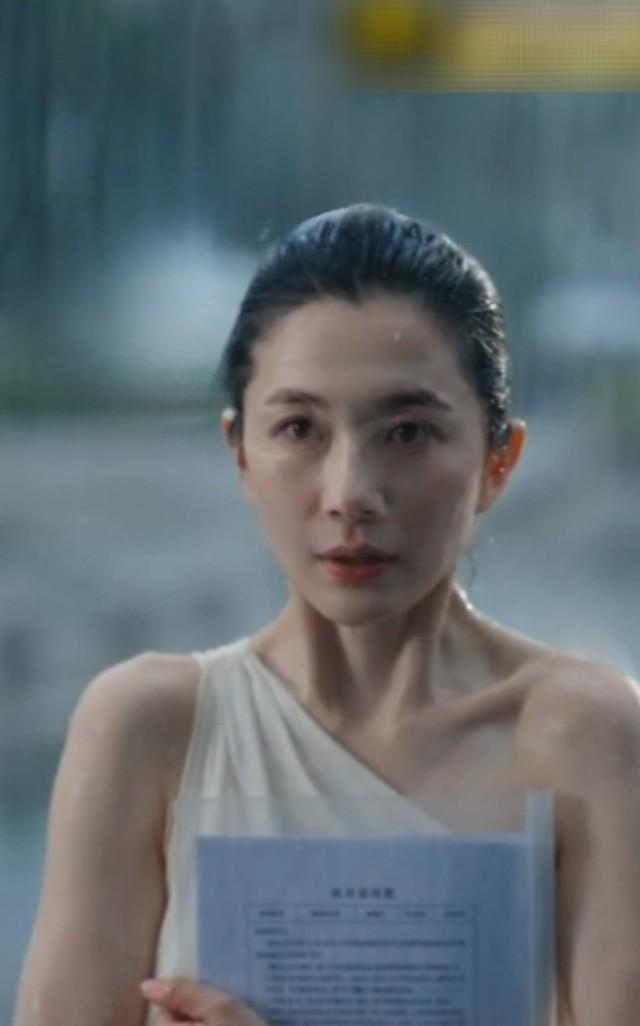 母亲穿白裙在雨后等待