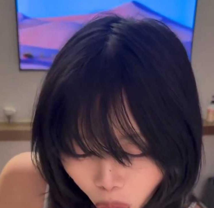 梅川黒司室内角色拍摄：白色兔系造型与黑色造型分段出现