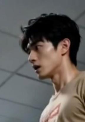 机房内男角色的侧脸