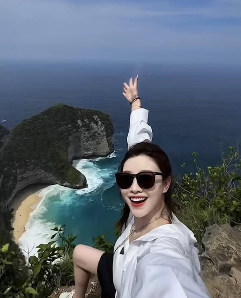 彤彤就是桐桐在海边观景台留影