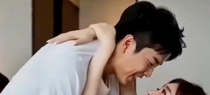 卧室中面对面交谈的男女角色