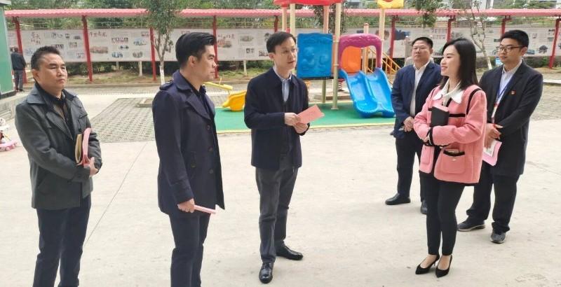 覃怡群与多名工作人员参加基层调研