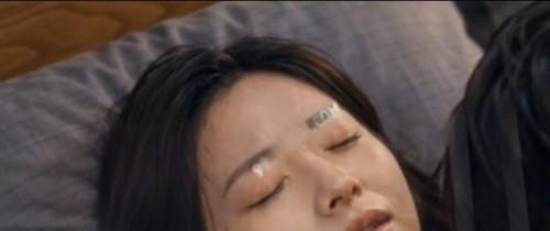 卧室中母亲与成年儿子的面部近景