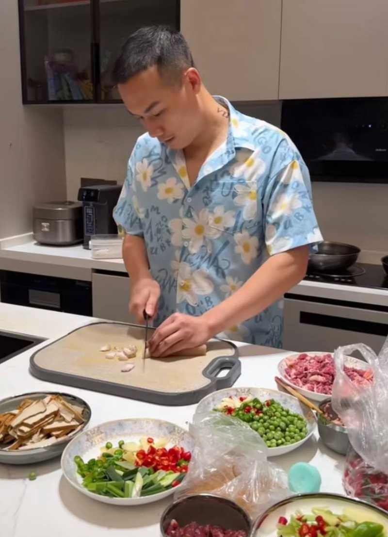 温枪枪在厨房准备餐食