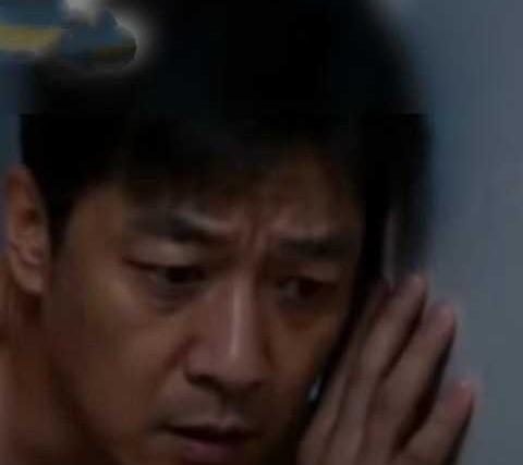 门外人物贴近房门倾听