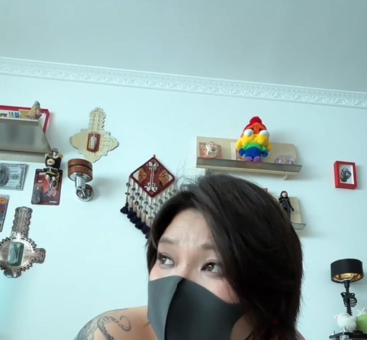 12Baegirl在灰色沙发前看向镜头