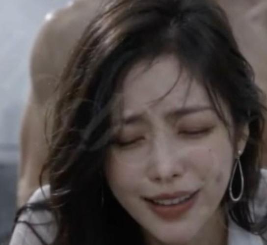 楼顶雨夜中的女性旧友