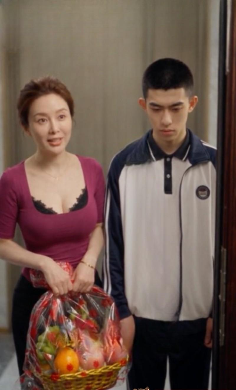 成年儿子与母亲在室内并肩站立