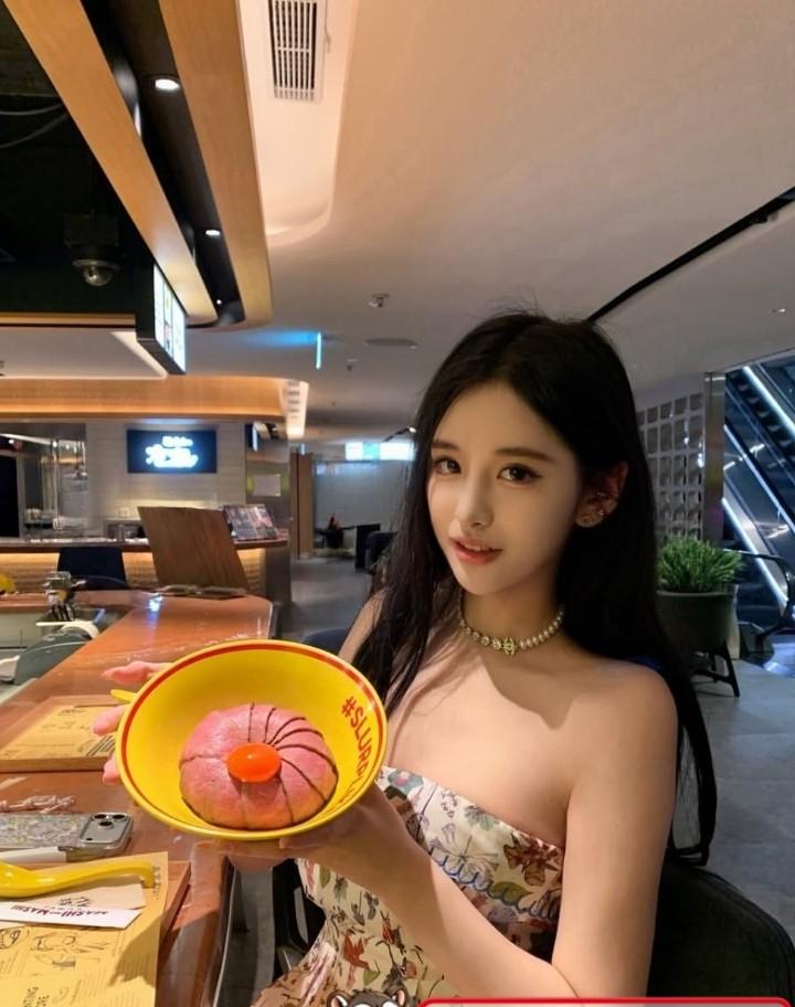 Vicky蓝紫色灯光下的公开画面